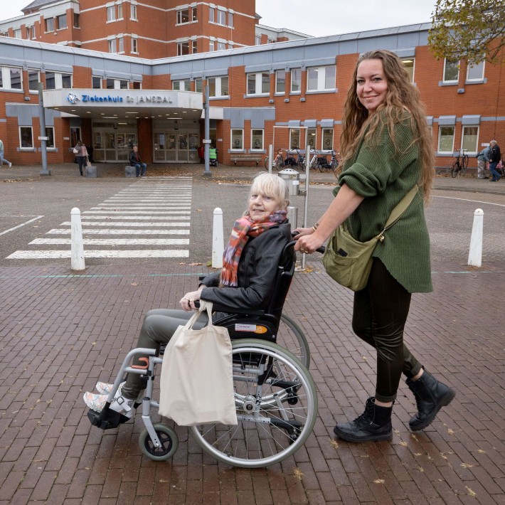 Lionne gaat mee naar ziekenhuis