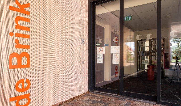 De voordeur van wijkcentrum De Brink.