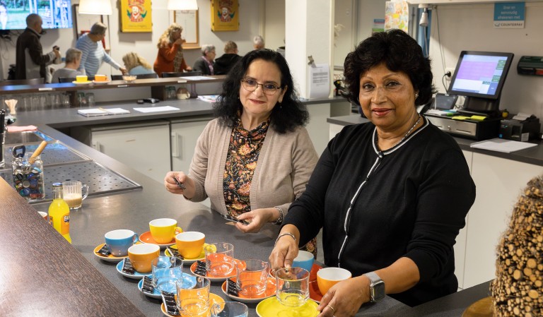 Twee vrouwen schenken koffie in.
