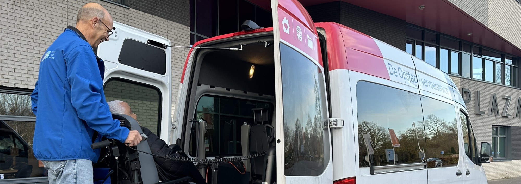 Vrjwilligers helpen oudere mensen met vervoer.