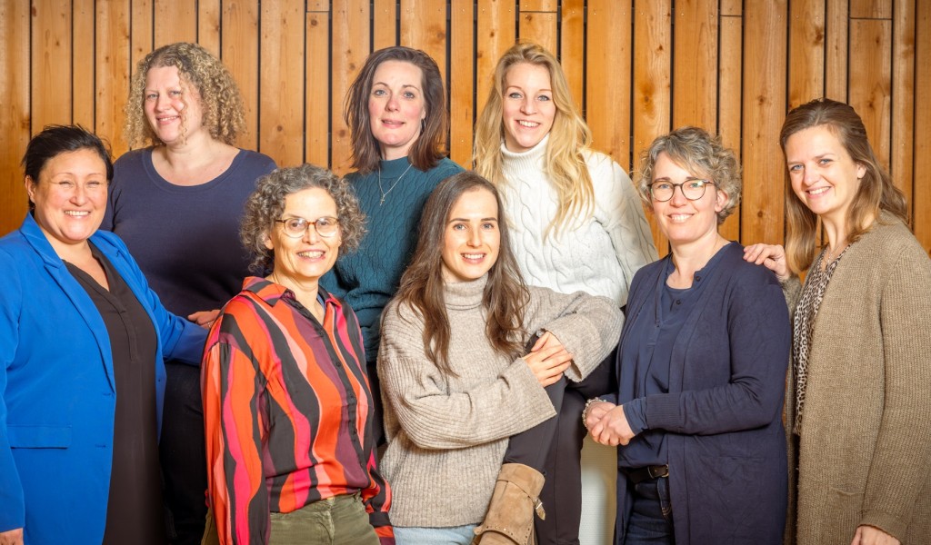 Team welzijnscoaches bestaat uit allemaal vrouwen en staan gezamenlijk op deze foto.
