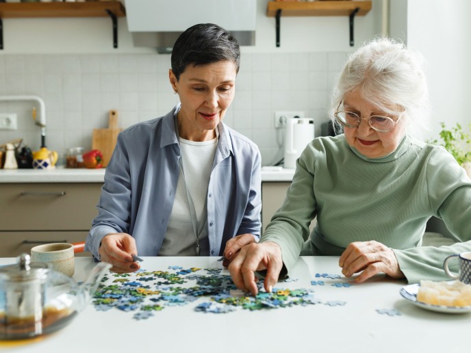 Twee mannen aan tafel en met elkaar in gesprek